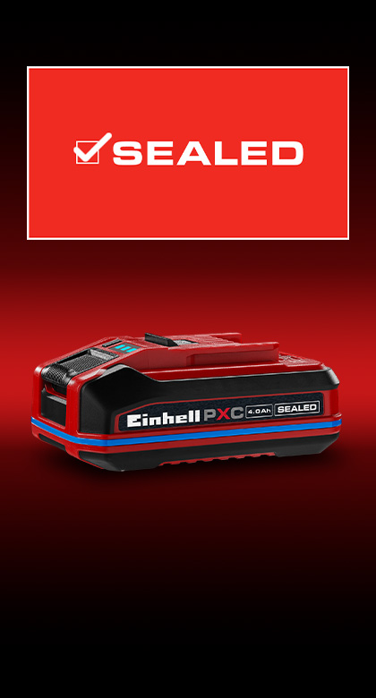 Einhell Power X-Change Akku mit 4,0 Ah und dem Zusatz „SEALED“ auf rotem Hintergrund, mit blauer Dichtung am Gehäuse.
